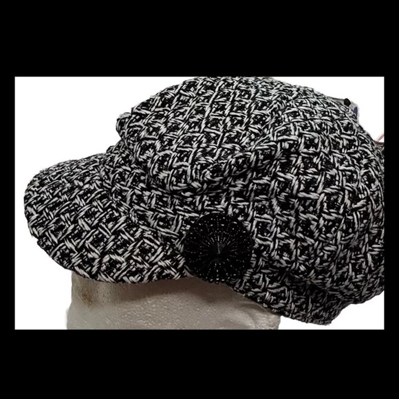 Women’s Crocheted Knit Winter Newsboy Cap Hat Black & White Criss Cross Pattern - Picture 5 of 9